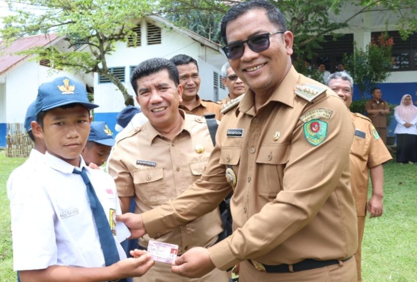 Plt Bupati Tapsel Bagikan KIA ke Pelajar SD dan SMP di Angkola Timur