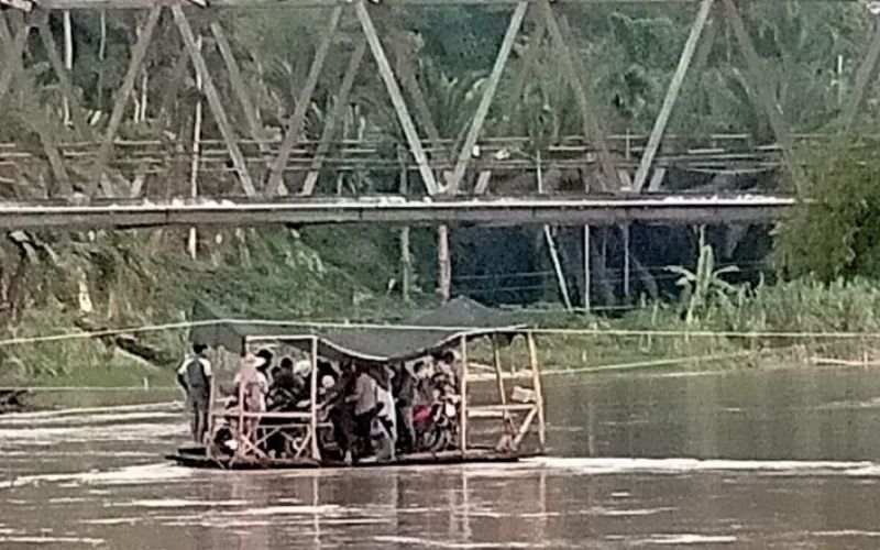 Jembatan Titi Besi Ditutup, Warga Deli Serdang dan Serdang Bedagai Terpaksa Gunakan Perahu Getek untuk Berkomunikasi