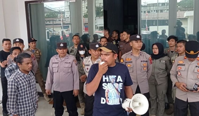 Puluhan Massa PMR Sumut Gelar Aksi Unjuk Rasa di Kantor Kejari Padangsidimpuan