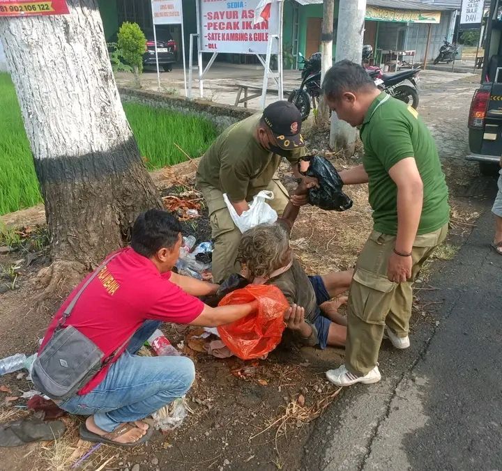 Tekad Membantu, Satpol PP Pemalang Berusaha Selamatkan Pria Tergeletak di Pinggir Jalan