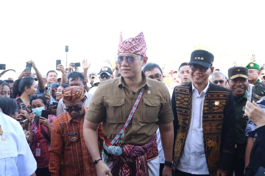 Pj. Gubernur NTT Dampingi Menteri ATR/BPN RI Serahkan Serifikat TORA untuk Warga Eks Timor Timur