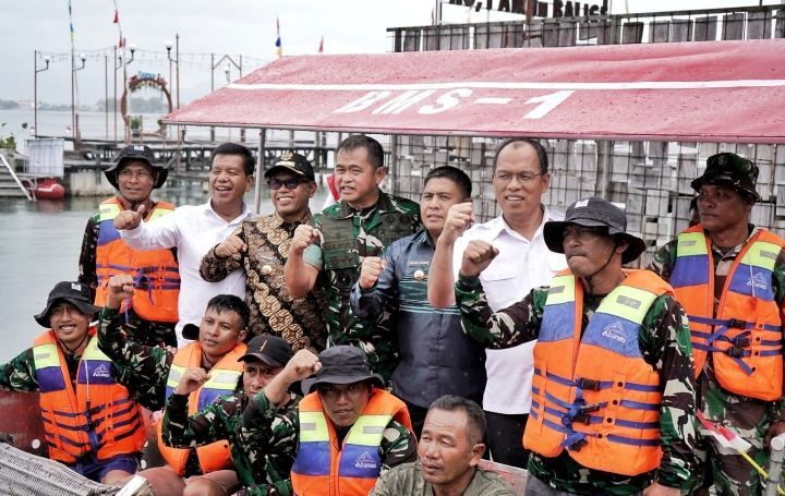 KASAD Hibahkan 1 Unit Kapal Ponton ke Pemkab Simalungun