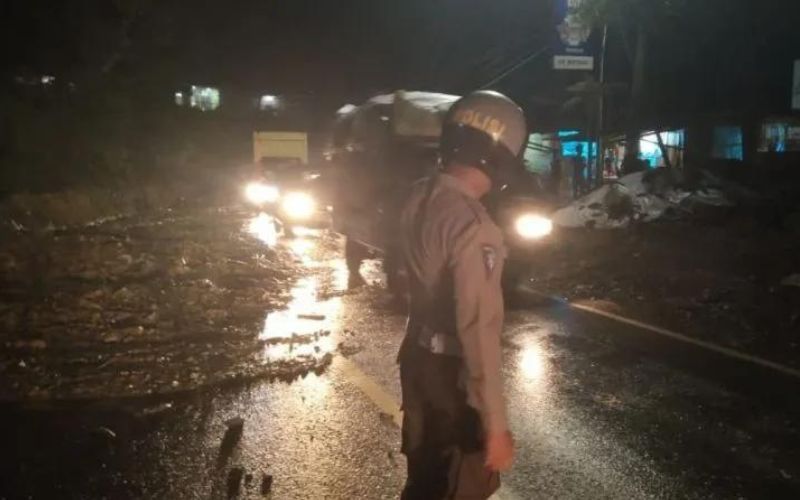 Hati hati ! Longsor Tutup Akses Jalan Pematang Siantar-Parapat, Arus Lalu Lintas Sempat Terganggu