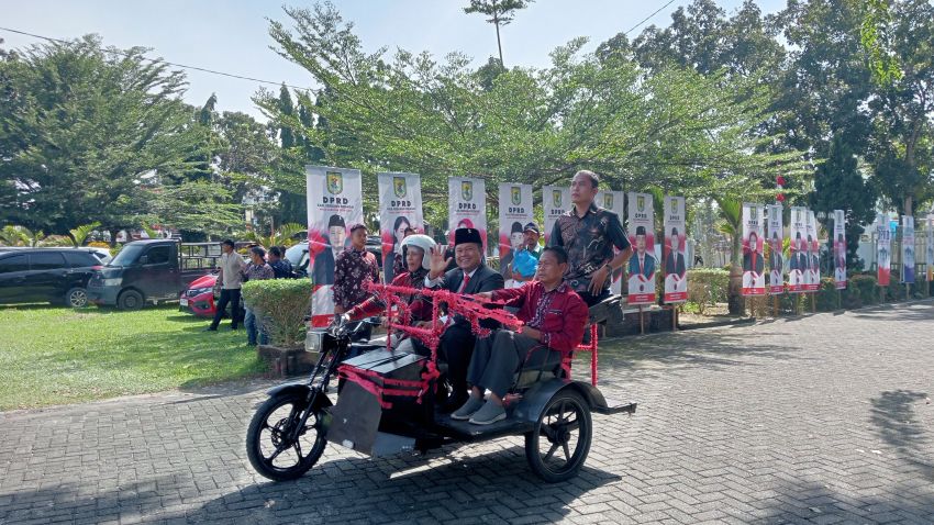 Dilantik Jadi DPRD Sergai periode 2024-2029, Suherman, SH Naik Becak ke Gedung DPRD 