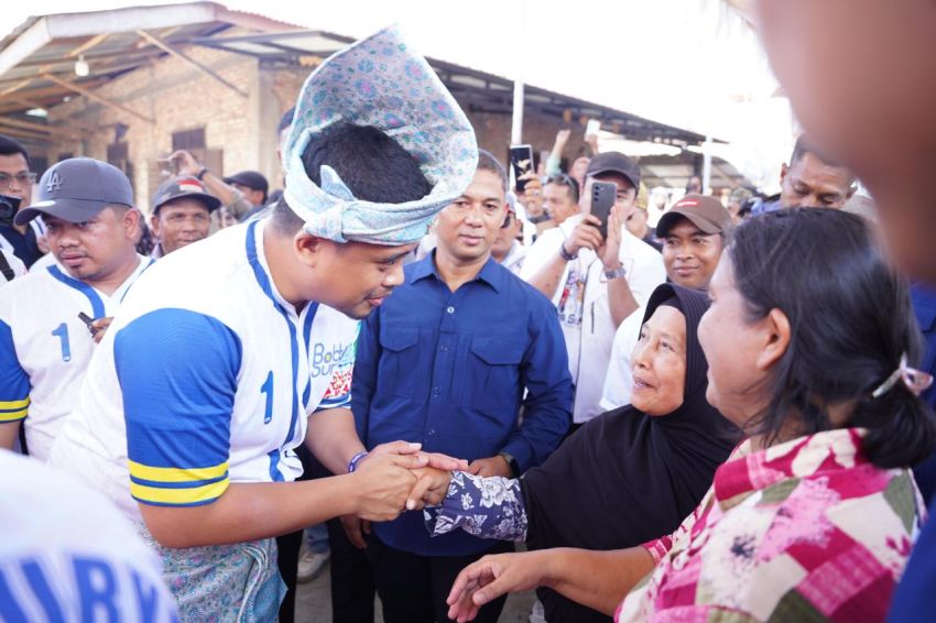 Emak-emak di Pesisir Labuhanbatu Curhat ke Bobby Nasution: Jalan Rusak Bikin Ibu Hamil Sulit Bersalin