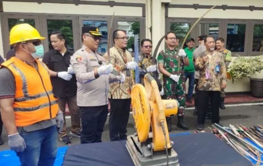 Polrestabes Medan Musnahkan Barangbukti Senjata Tajam Milik  Geng Motor di Medan