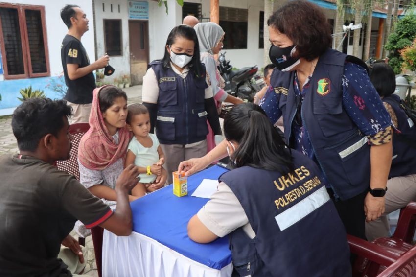 Polresta Deli Serdang Berikan Layanan Kesehatan Kepada Etnis WNA Rohingya Di Pantai Labu