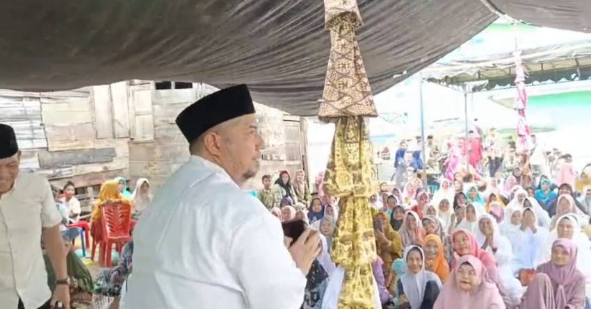 Emak-Emak Pengajian Kerumuni Calon Wakil Bupati "Onma" 