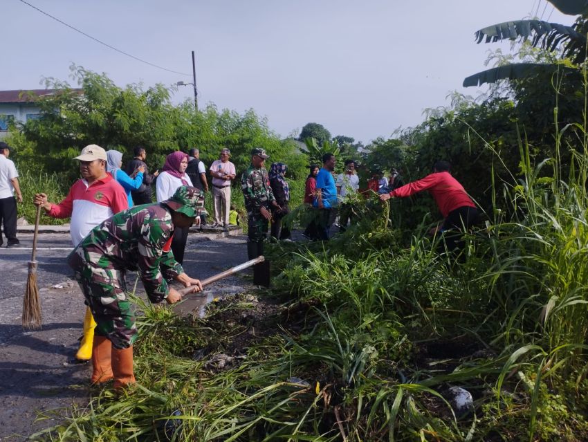 Menyatukan Komunitas Melalui Gotong Royong, Koramil 0201-03/MD Mengajak Unsur Tiga Pilar Kecamatan Medan Denai untuk Membersihkan Lingkungan