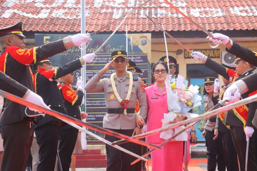 Pisah Sambut Kapolres Tebing Tinggi Diwarnai Pengalungan Bunga dan Pedang Pora