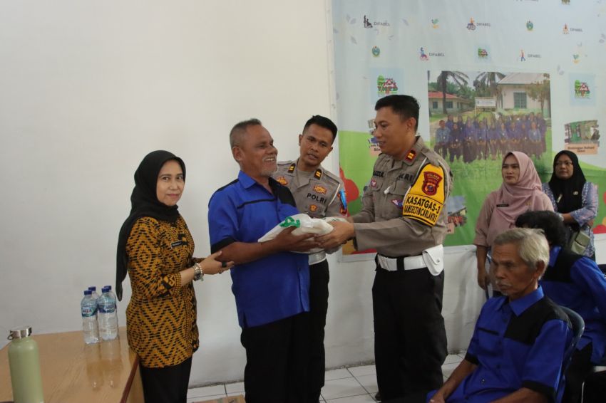 Sat Lantas Polres Sergai Gelar Baksos Untuk Penyandang Disabilitas, Berikan Bantuan Paket Sembako 