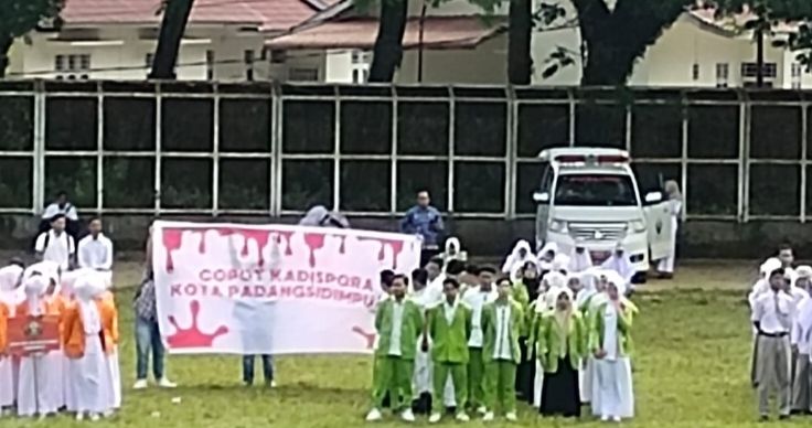 Upacara Peringatan Hari Sumpah Pemuda  Diwarnai Pembentangan Spanduk "Copot Kadispora Padangsidimpuan"