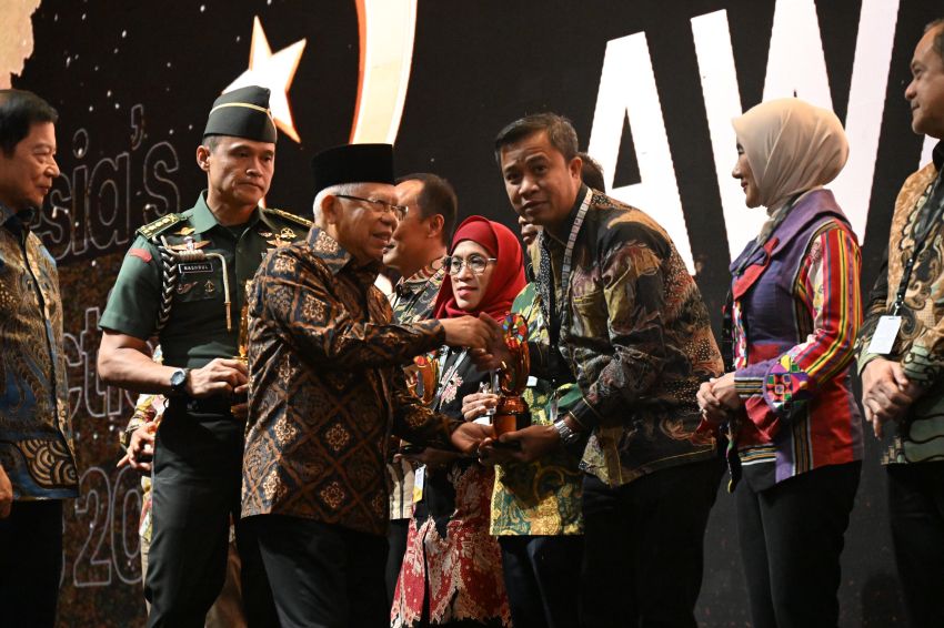 Pj Walikota Tebing Tinggi Terima  Penghargaan Terbaik 3 Indonesia SDGs Action Awards 2024