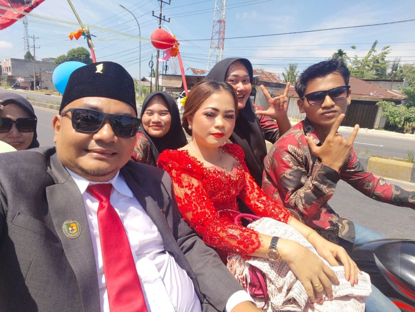 Jhon Rawansen Purba Bersama Istri Dijemput Masyarakat Naik Becak Usai Dilantik: DPRD Lahir dari Rakyat, Kembali ke Rakyat