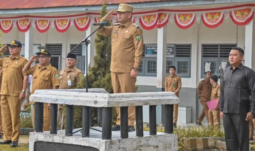 Wali Kota Bertindak Sebagai Pembina Upacara Bendera di SMAN 8 Padangsidimpuan