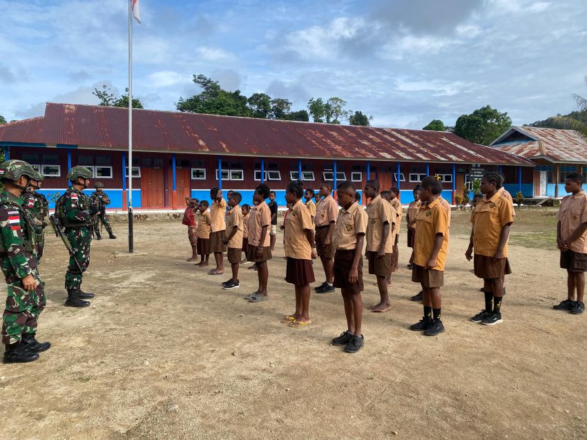 Satgas Pamtas RI-PNG Ajari  Murid SDN 01 Ururu Baris Berbaris