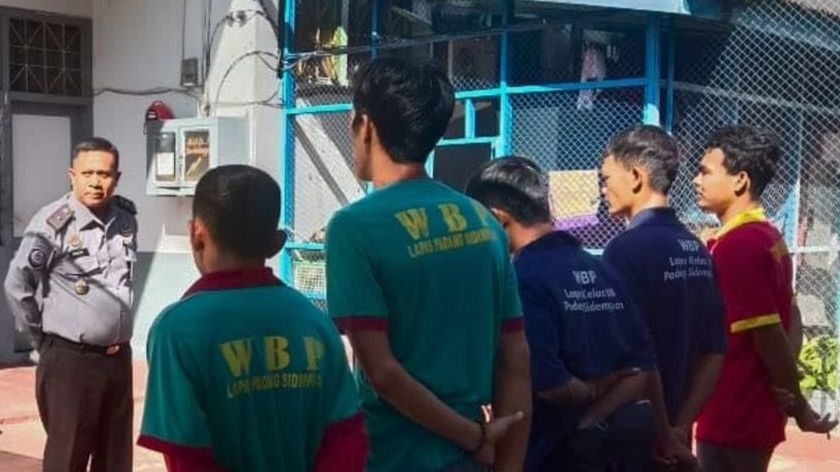 Kasi Binadik dan Giatja Lapas Padangsidimpuan Beri Pengarahan ke Tamping Kebersihan Luar Tembok