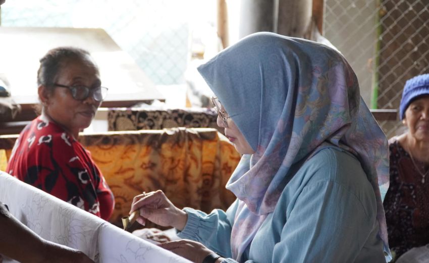 Peduli Warisan Budaya, Ketua Persit KCK Koorcab Rem 081 Pelajari Batik Khas Trenggalek