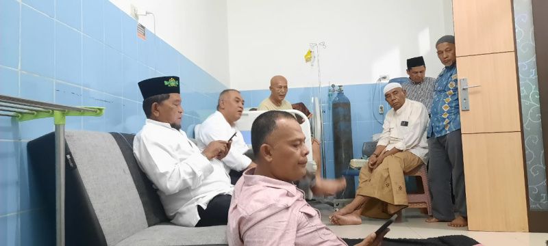 Jadwal Padat, Harun Sempatkan Jenguk Wartawan Senior Madina