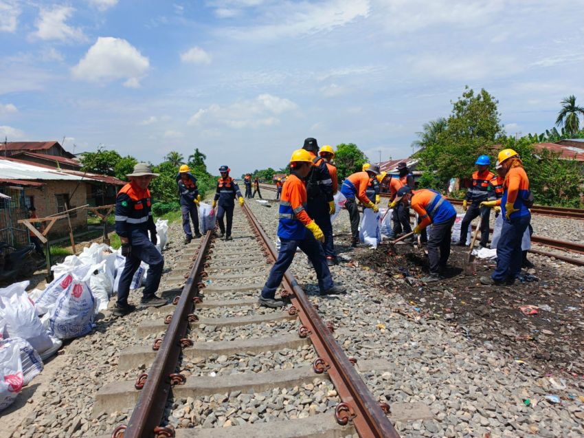 KAI Divre I Sumut Gelar Aksi Bersih Lintas di Sepanjang Jalur Medan-Bandar Kalipah