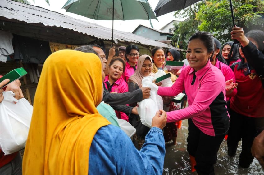 Bhayangkari Sumut Bantu Masyarakat Terdampak Banjir di Tebing Tinggi