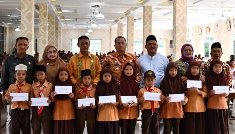 Bantuan Diterima Siswa SD Berprestasi Kurang Mampu