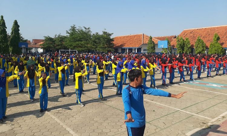 Mengenal Gaya Hidup Berkelanjutan, Program P5 Melaksanakan Senam Sehat  Bersama Warga Sekolah