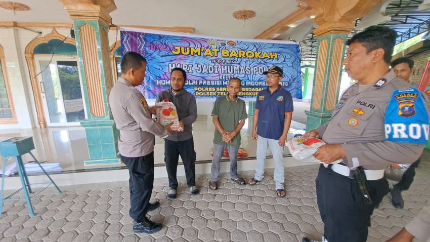 Polsek Teluk Mengkudu Giat Jum'at Berkah Salurkan Bantuan Sosial Sambut Hari Jadi Humas ke-73