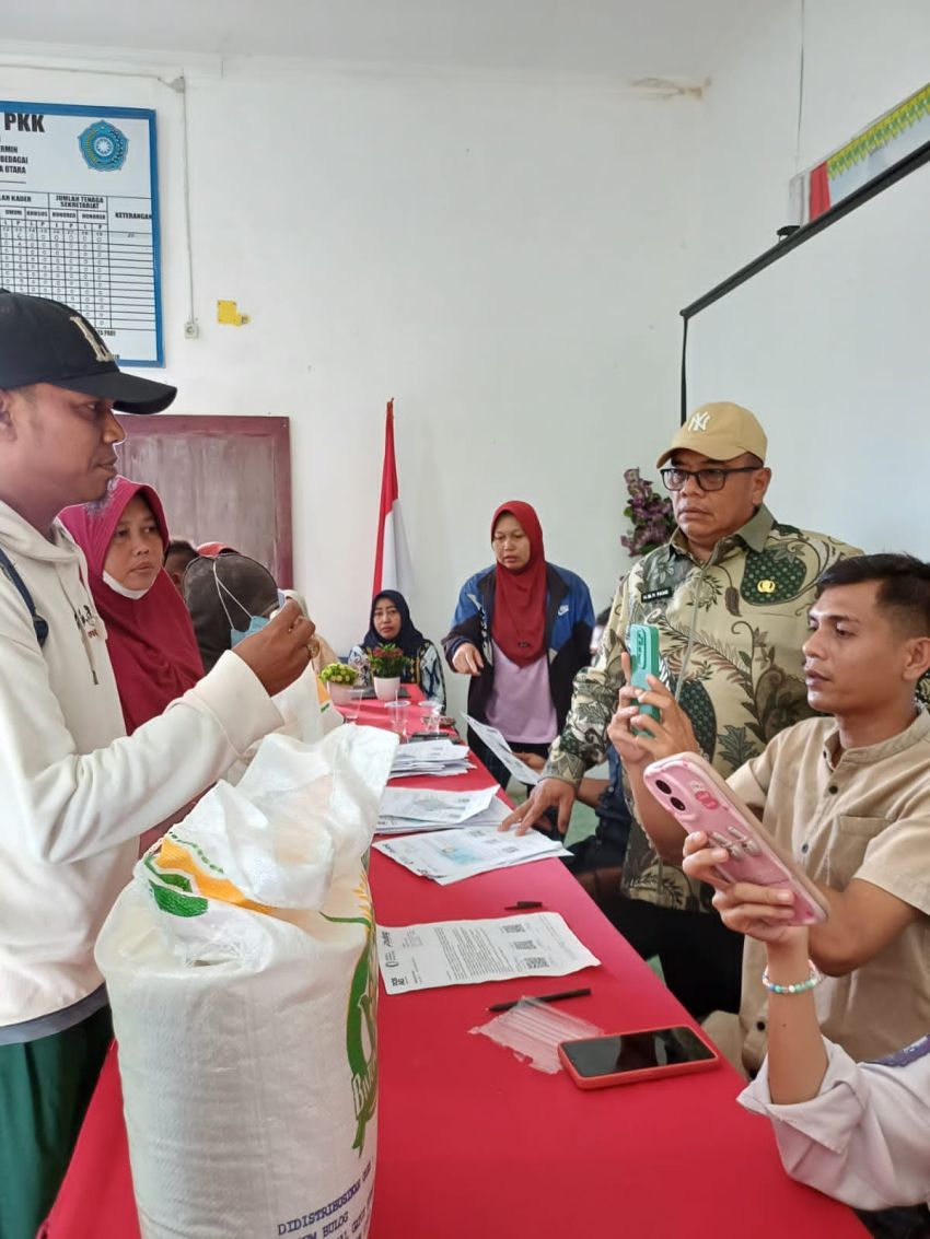 Pjs. Bupati Parlindungan Pane Pantau Penyaluran Bantuan Beras Bulog di Desa Kota Pari