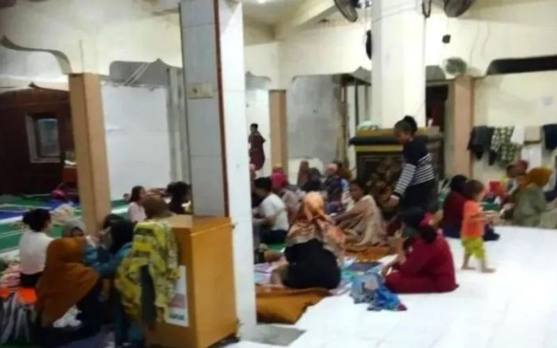 Bencana Banjir - Longsor Sumbar, Ratusan Masyarakat Mengungsi ke Masjid