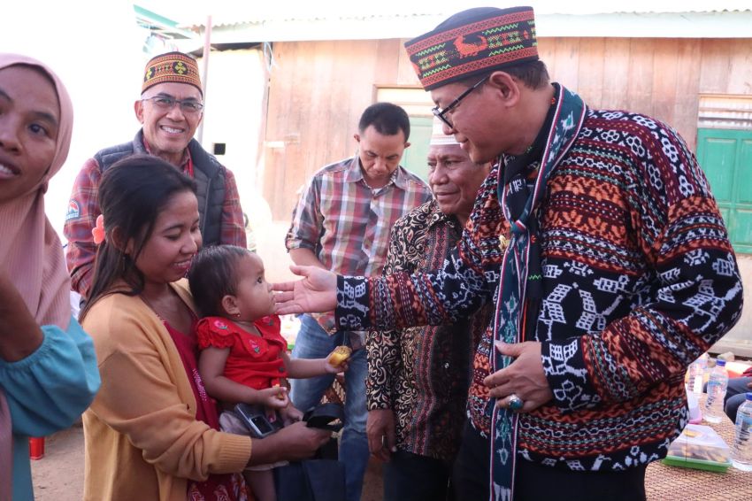 Kunjungan Kerja ke Pulau Komodo, Pj Gubernur Berikan Bantuan Untuk Baduta  Stunting