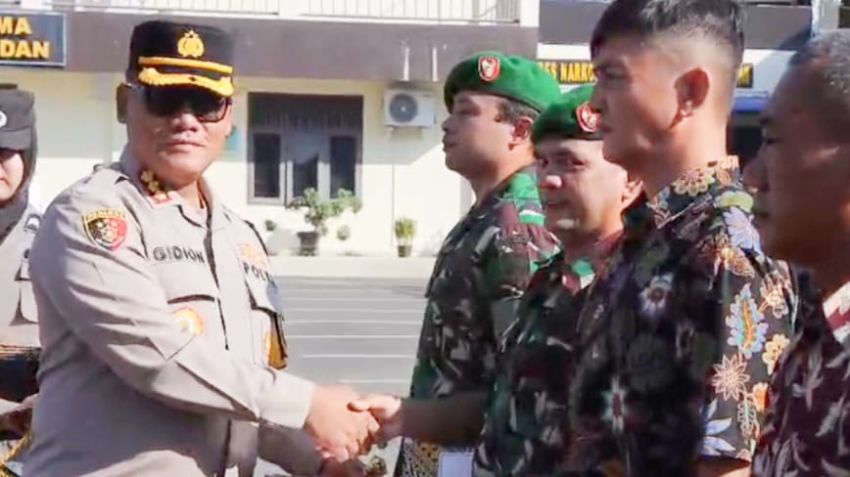 Kapolrestabes Medan Berikan Penghargaan Personel Berprestasi, TNI dan Masyarakat