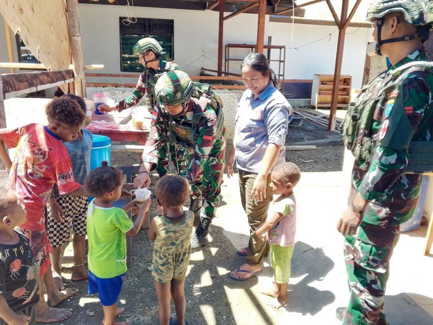 Satgas Yonif 642/Kps Laksanakan Yankes Dan Bagikan Bubur Kacang Hijau Untuk Anak-Anak