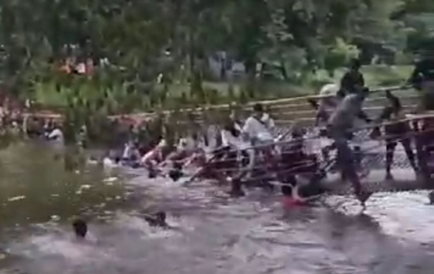 Jembatan Taman Cadika Putus, Masyarakat Nyemplung ke Danau