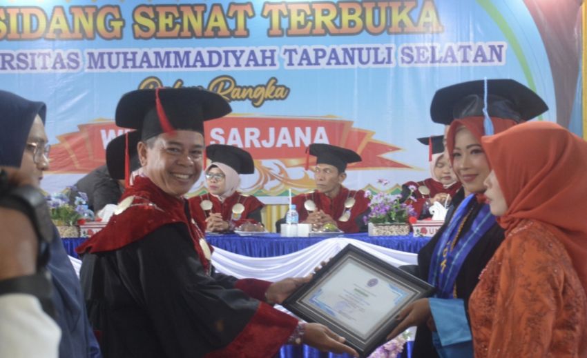 Rektor Wisuda 417 Sarjana UM-Tapsel