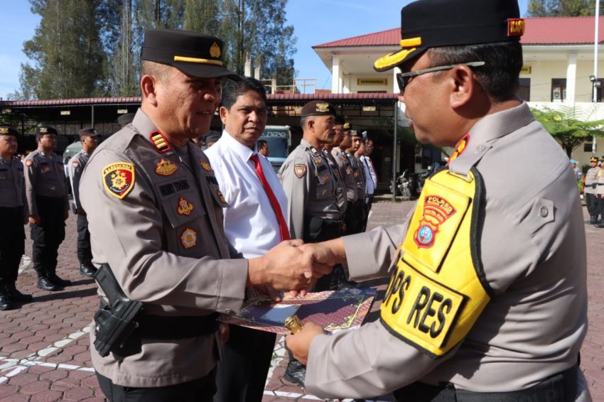 Kapolres Tanah Karo Berikan Penghargaan Personel Berprestasi