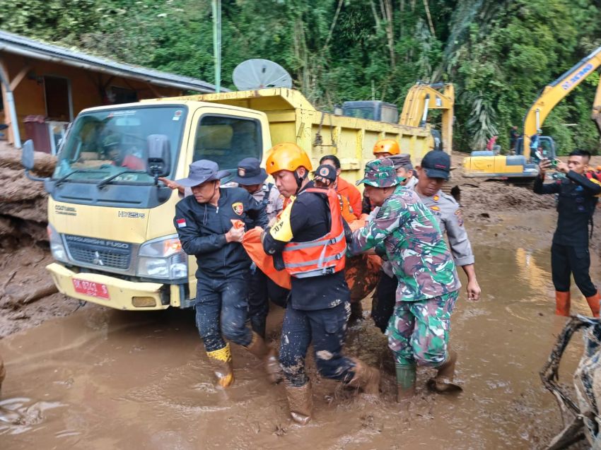 Sembilan Korban Tanah Longsor Sudah Berhasil Ditemukan    AKBP Eko : Tinggal Satu Orang Lagi Dalam Pencarian