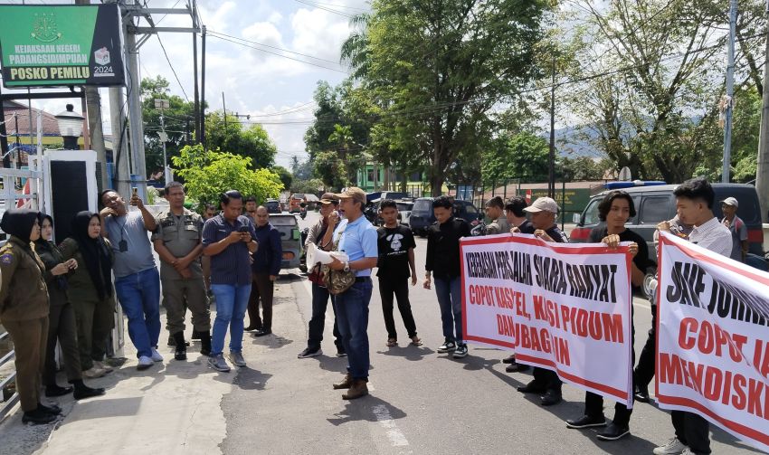 Sejumlah Awak Media Geruduk Kantor Kejari Padangsidimpuan