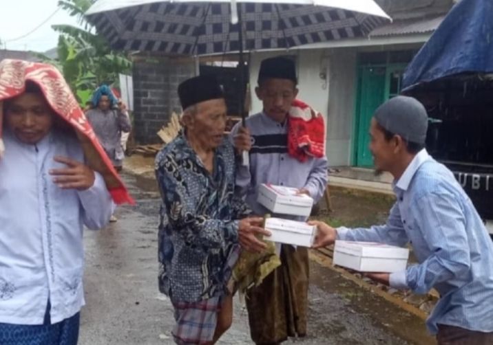 Dibawah Guyuran Hujan, Program Jumat Berkah Rizal Bawazier Tetap Dilaksanakan 