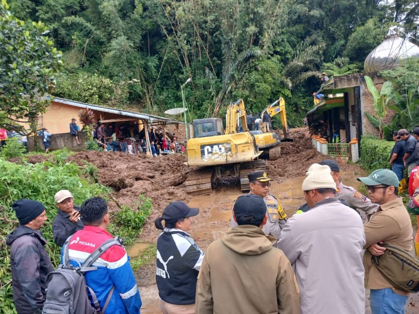 Tim Gabungan Evakuasi Korban Tanah Longsor