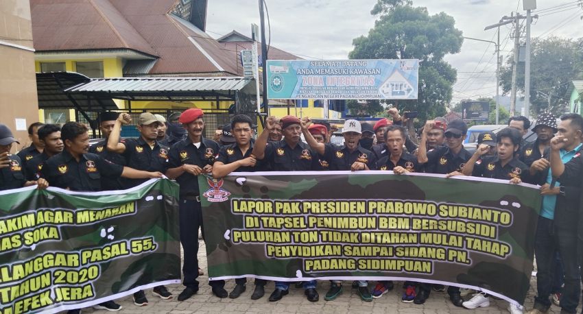 Puluhan Massa GRIB Jaya Tapsel Gerudug Kantor PN Padangsidimpuan