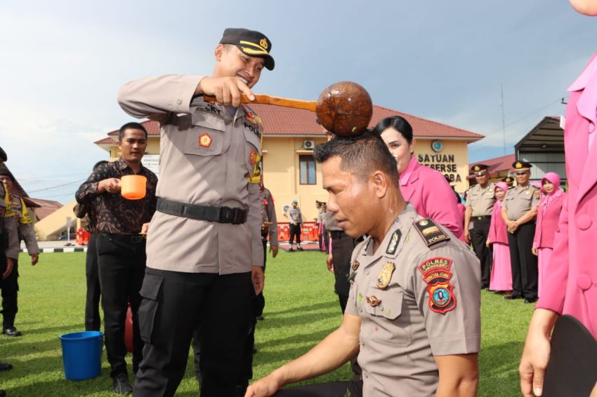 Kapolres Labuhanbatu Pimpin Upacara Korps Raport 60 Personel Naik Pangkat