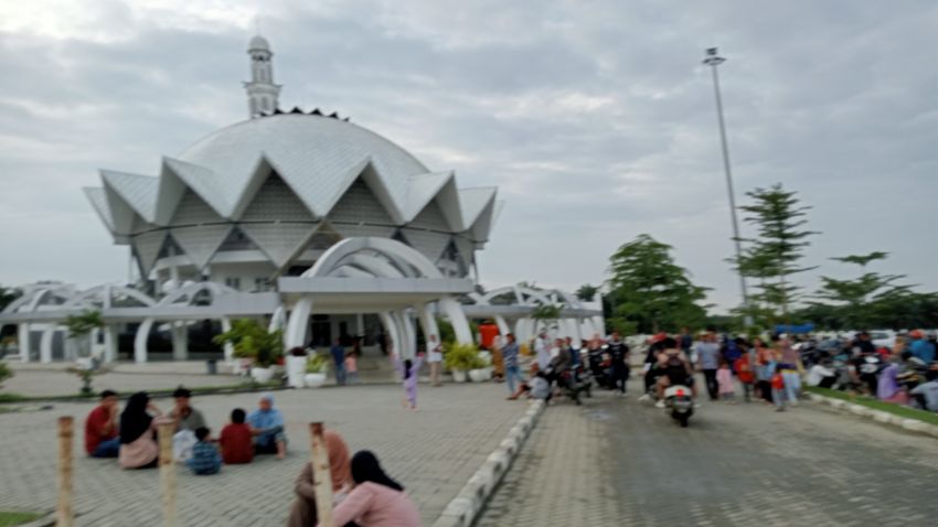 Masjid Agung Sergai Ramai Pengunjung Saat Tahun Baru, Berharap Pemkab Sergai Perbanyak Tong Sampah