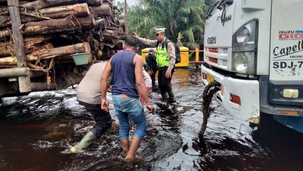 Banjir, Jalan Lintas Timur Pelalawan Macet, Perahu Karet Disiagakan