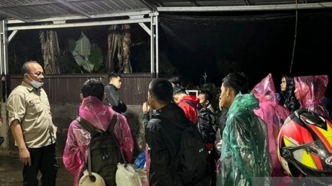 15 Pendaki Asal Sumatera Utara Gagal Tahun Baru di Gunung Singgalang, Malah Dibawa ke Kantor Polisi