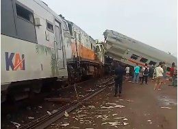 2 Kereta Api Tabrakan, Jalur Rel Haurpugur-Cicalengka Tidak Bisa Dilalui, PT KAI Minta Maaf