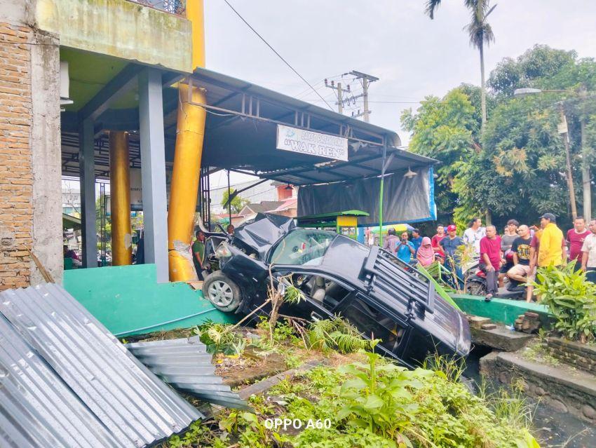 Lakalantas Tunggal di Sergai: Mobil Avanza Terjang Parit hingga Hantam Rumah dan Warung Bakso Warga