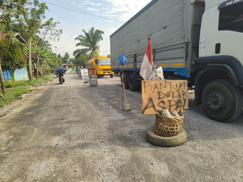 Banyak Debu, Masyarakat Kelurahan Bandar Durian Minta Pemerintah Perbaiki Jalan Rusak