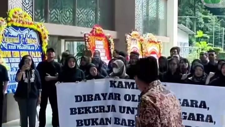 Kantor Kemendikti Saintek Kebanjiran Papan Bunga