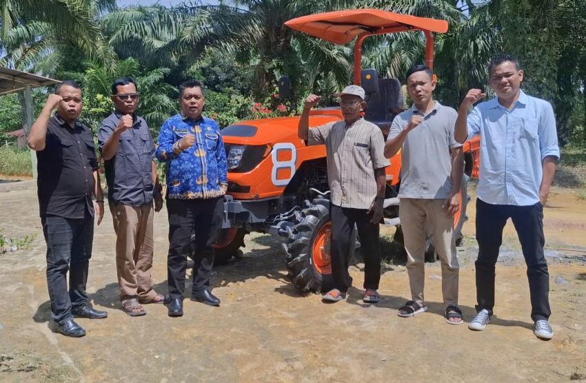 DPD TMI Labuhanbatu Serahkan Traktor ke Poktan di Bilah Barat